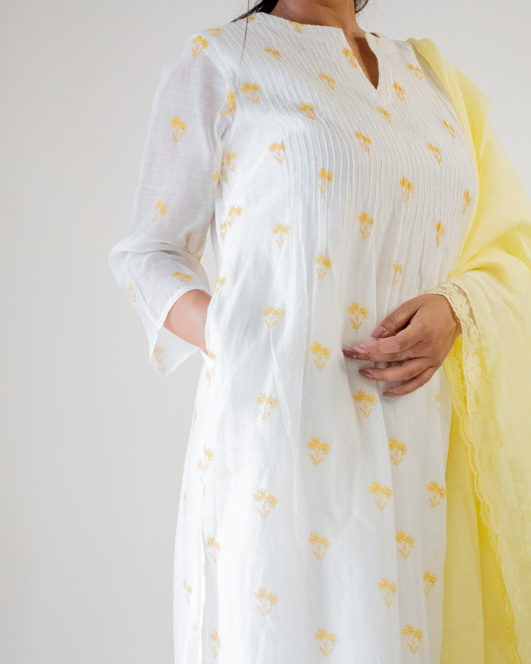 Juanita- Candid Flower Tuck Set