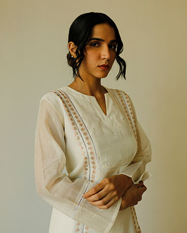 Juanita- Handwoven chanderi comfort fit ivory and peach kurta set with embellishment of dabka pitta